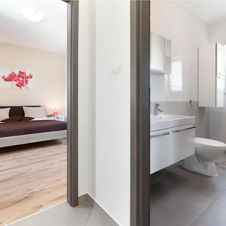 Hohe Lage, Eingezaeunter Hof, Panoramablick Holiday home Tinjan