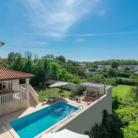 Holiday home Hohe Lage, Eingezaeunter Hof, Panoramablick Tinjan