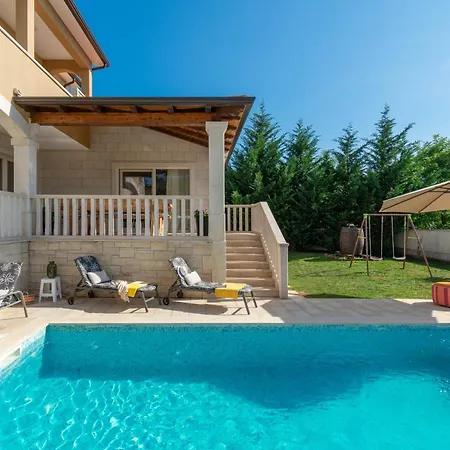 Holiday home Hohe Lage, Eingezaeunter Hof, Panoramablick Tinjan